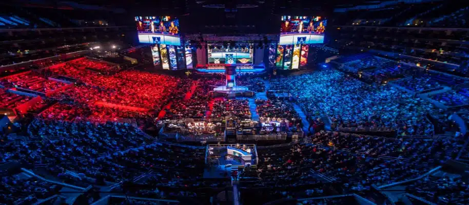 Menschen in Arena verfolgen League of Legends Turnier live